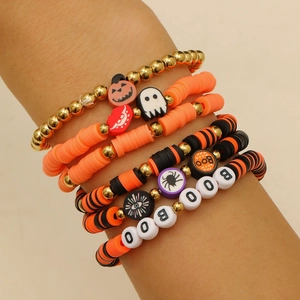 Primer plano de pulseras de Halloween con calabazas, fantasmas y cuentas de letras BOO