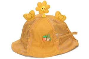 Détail du chapeau de soleil jaune pour bébés avec maille et écusson de lapin
