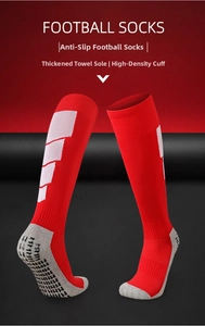 Detail der roten Fußballsocken mit Anti-Rutsch-Noppen und verdickter Frotteesohle Textur