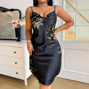 Robe nuisette satinée grande taille noire avec imprimé floral doré et col en V