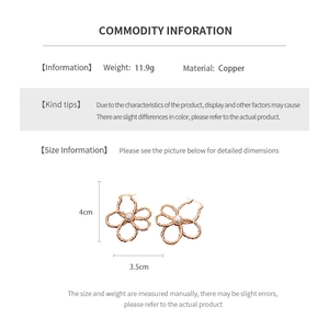 Detailed size specifications for gold hollow flower pearl earrings measuring 4cm by 3.5cm