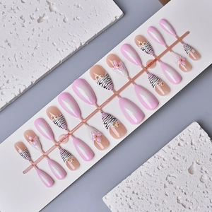 Unghie finte a mandorla con fiori 3D, strisce zebrate e design sfumato rosa