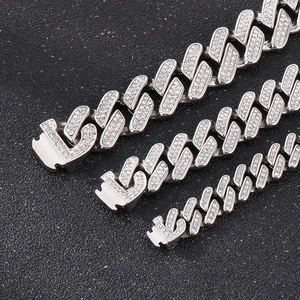 Drei Reihen Iced-Out-Panzerarmbänder mit funkelnden Strasssteinen in verschiedenen Breiten