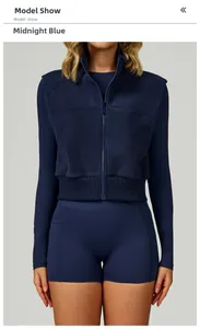 Détail de la veste polaire bleu minuit avec col montant et fermeture éclair de sport