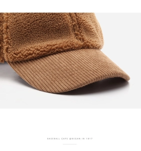 Détail de la casquette marron montrant la texture en polaire et velours côtelé
