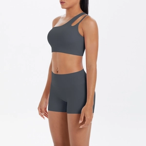 Detail von dunkelgrauem One-Shoulder Yoga-Set mit Cut-out und nahtloser hoher Taille