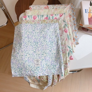 Gros plan de sacs fourre-tout en toile à motifs floraux et texture tissée