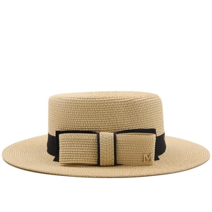 Eleganter Strohhut für Damen mit schwarzem Schleifenband und goldenem Metall-M