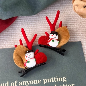 Details von Weihnachts-Rentier-Haarspangen mit Schneemann und roten Plüschbommeln
