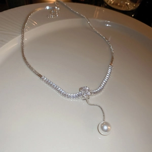 Dettaglio della collana a catena a serpente in argento con zircone e perla bianca