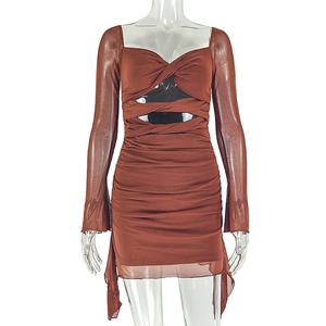 Détail de la robe courte marron froncée avec découpes à la taille et manches en résille