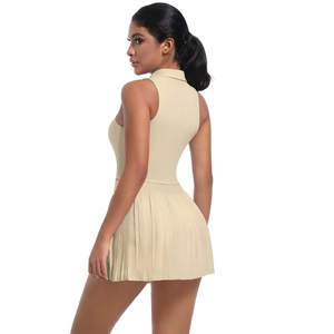 Vista posteriore di gonna sportiva beige a pieghe e top senza maniche slim per yoga e tennis