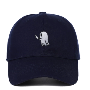 Gros plan détaillé de la casquette marine en coton avec broderie fantôme blanc