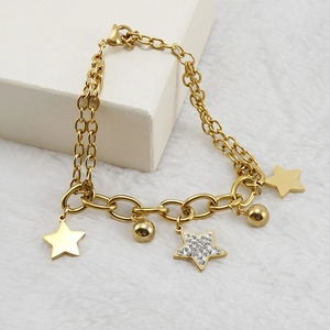 Vue détaillée du bracelet étoile doré 18 carats avec zircons sur un coffret à bijoux blanc