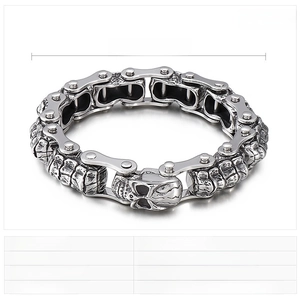 Detailansicht des Punk-Totenkopf-Motorradkettenarmbands mit den Maßen 220x14mm