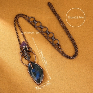 Collier vintage en bronze avec pendentif en labradorite et détails de crâne gothique