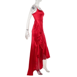Détail d'une robe de soirée en satin rouge avec volants asymétriques et fente latérale