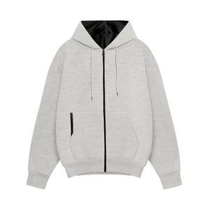 Détail d'un sweat à capuche gris pour homme avec doublure noire et fermeture éclair en métal