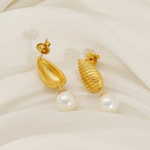 Boucles d'oreilles en acier inoxydable doré 18K avec texture spirale et perles blanches