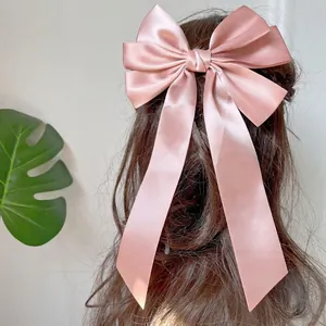 Rosa Satin-Haarclip mit großer Schleife und langen Bändern am Hinterkopf