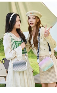 Detail of gradient crossbody bags with V-shaped texture and stylish wide straps