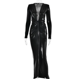 Robe longue sexy en similicuir noir avec col en V profond et détails plissés à la taille