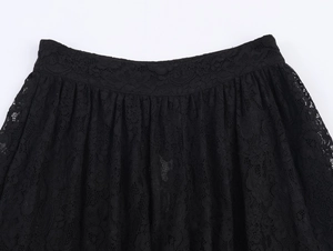 Gros plan détaillé de la taille en dentelle noire avec broderies florales et plis élégants