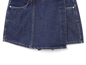 Vue détaillée de la jupe-short en jean bleu foncé avec coutures blanches et rivets