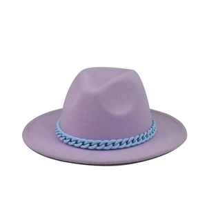 Κομψό τσόχινο καπέλο fedora λεβάντας με μια κομψή γαλάζια διακοσμητική αλυσίδα γύρω.