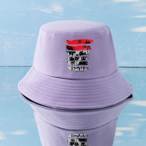 Détail d'un bob lilas en coton avec imprimé coucher de soleil et motif de palmier