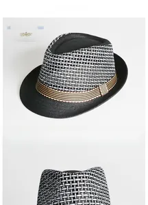 Détail du tressage ajouré noir respirant sur le chapeau fedora en paille de papier