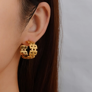 Vintage gold geometric hollow woven C-shaped hoop earrings with a chunky chain design