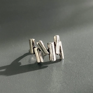 Ear cuff de plata de estilo arquitectónico con cilindros metálicos industriales únicos