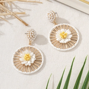 Handmade raffia flower earrings with pearls in Bohemian style for women fashion