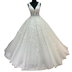 Elegante trouwjurk met diepe V-hals en prachtige witte bloemenkant applicaties en borduursels