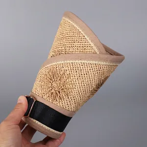 Visière en raphia beige pliable avec broderie marguerite et sangle réglable à boucle