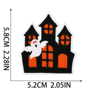 Dettaglio delle dimensioni della toppa ricamata casa stregata di Halloween con fantasmi
