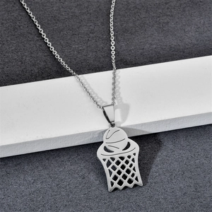 Macro-opname van de zilveren basketbal en basket hanger aan roestvrijstalen ketting