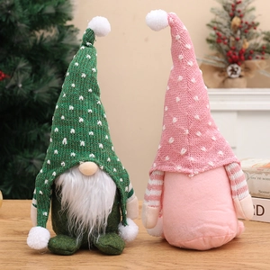 Gnomi di Natale senza volto in peluche con cappelli a maglia e decorazioni festive