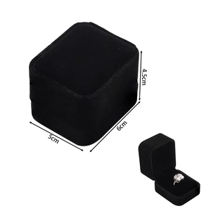 Detailed size specifications for a black velvet ring box showing 6x5x4.5cm dimensions