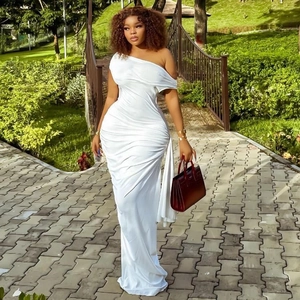 Elegante abito lungo bianco monospalla a pieghe con vestibilità slim e drappeggio