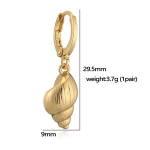 Vista dettagliata di orecchini a conchiglia dorata con misure 29,5mm per 9mm