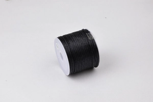 Dettaglio ravvicinato di un rocchetto di cordoncino nero da 1,5 mm per bricolage