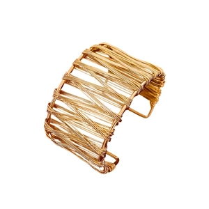 Bracelet jonc ouvert minimaliste en fil doré torsadé avec finition métallique brillante