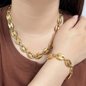 Dettaglio del set collana e bracciale a chicco di caffè placcato in oro 18 carati