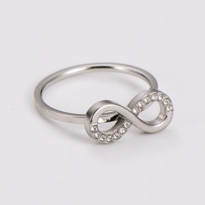 Dettaglio macro dell'anello infinito in argento con zirconi cubici scintillanti incastonati