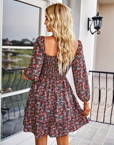 Détail du dos nu et du col carré sur cette robe fleurie à manches longues bouffantes