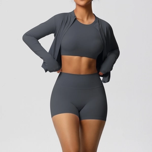 Détails d'un ensemble de yoga 3 pièces gris anthracite avec veste zippée et short de sport taille haute