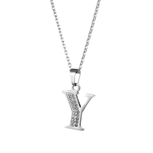 Dettaglio macro della collana con pendente lettera Y argento e pavé di cristalli