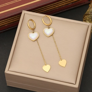 Elegant gold double-layer necklace with pearl heart pendant and delicate metal chain